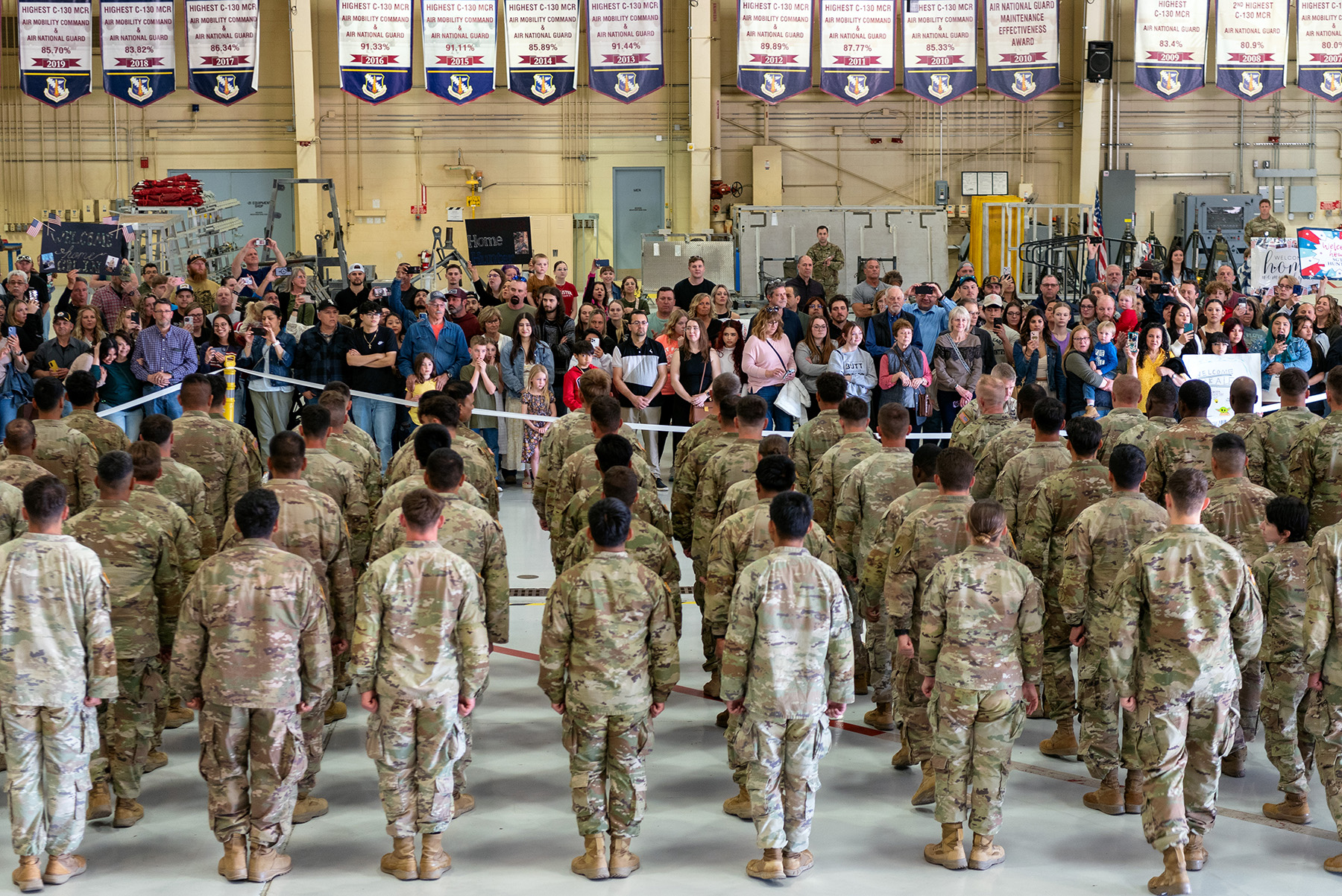 グランドディスタンス　Reolutition soldiers Approximately 550 Illinois Army National Guard Soldiers Return