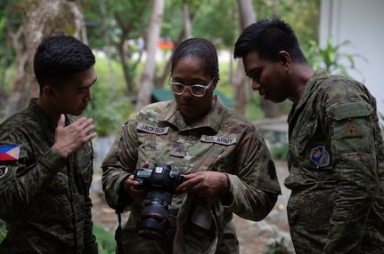 Philippine and U.S. Army Soldiers exchange training on camera operations