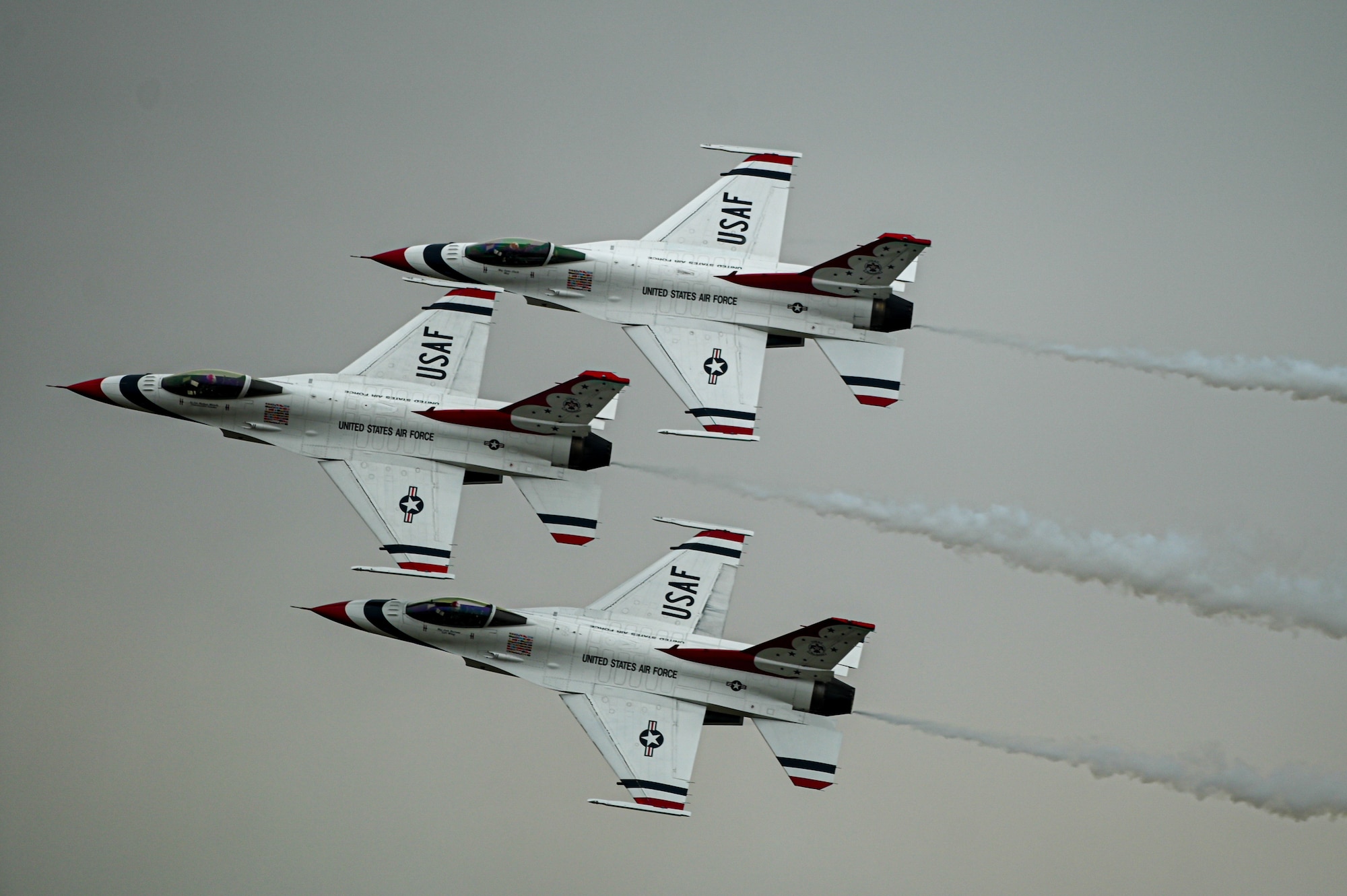 three f-16s fly in close formation