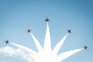 Dyess AFB hosts an airshow on the flightline