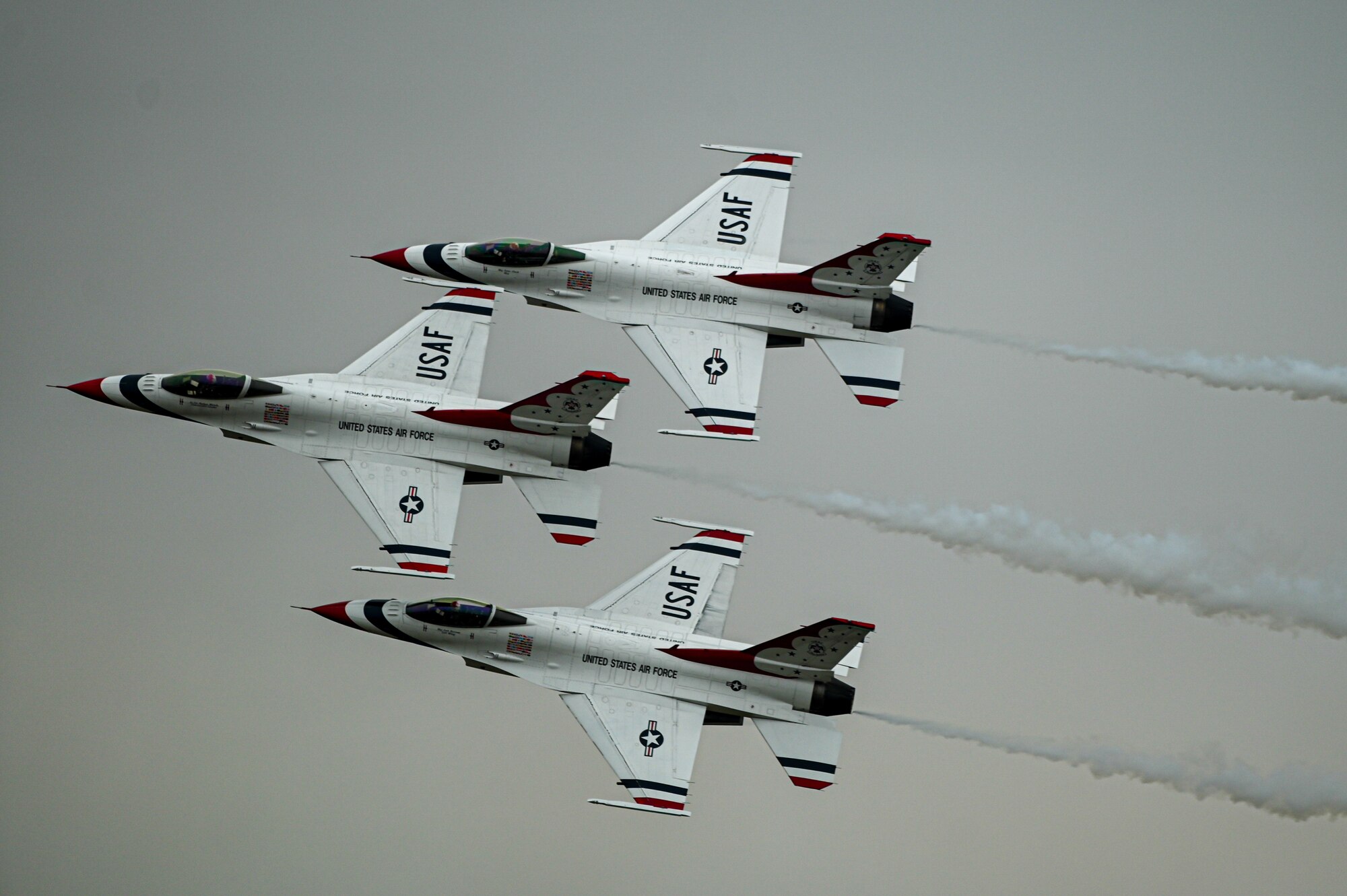 three f-16s fly in close formation