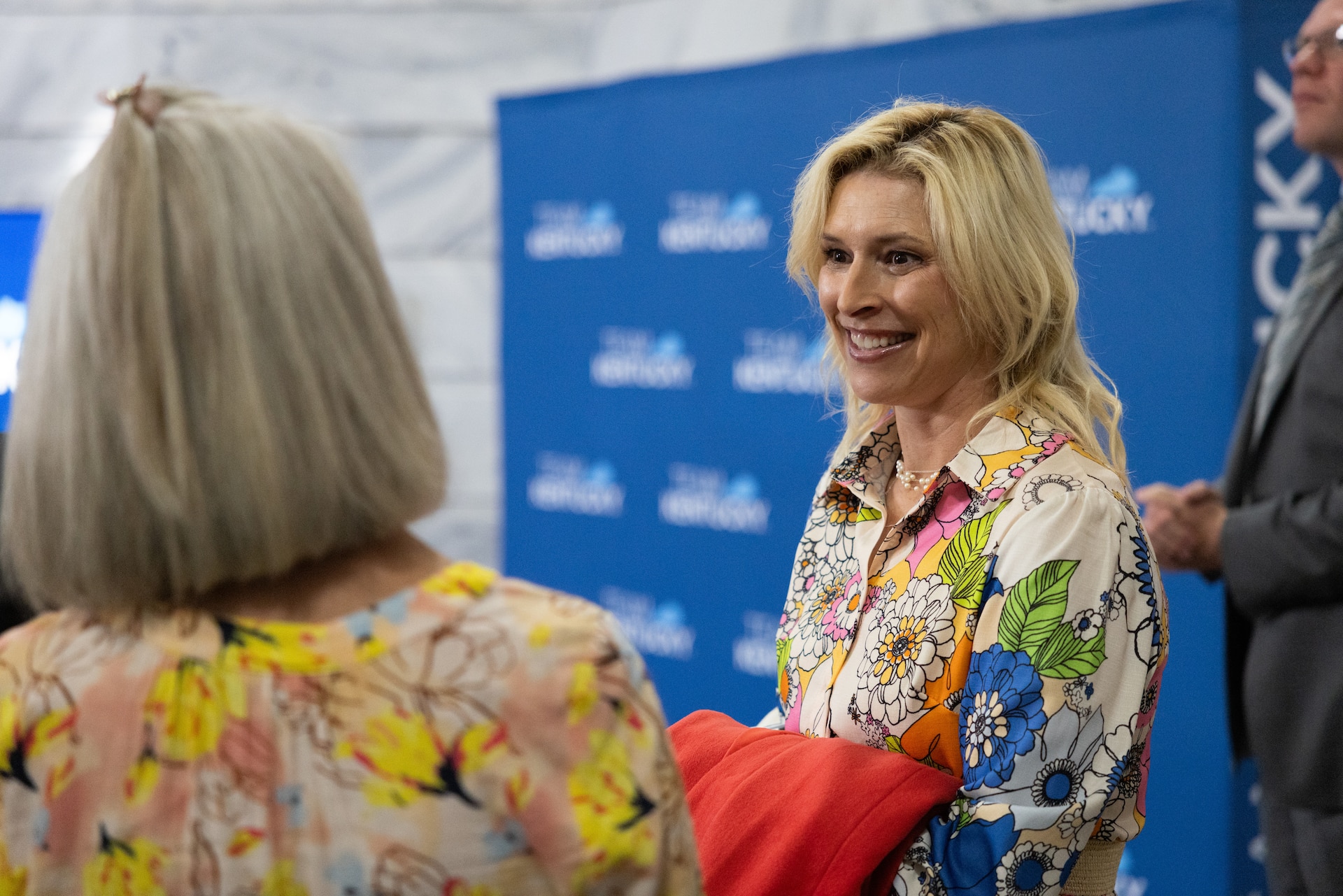 Ms. Britainy Beshear, the First Lady of Kentucky, talks with Ms. Karen Lamberton, spouse of Kentucky’s adjutant general, at the Kentucky State Capitol Rotunda in Frankfort, Ky., on April 17, 2025.  Gov. Andy Beshear signed the official proclamation that April is the month of the military child to show appreciation for Service members’ families. (U.S. Army National Guard photo by Andy Dickson)