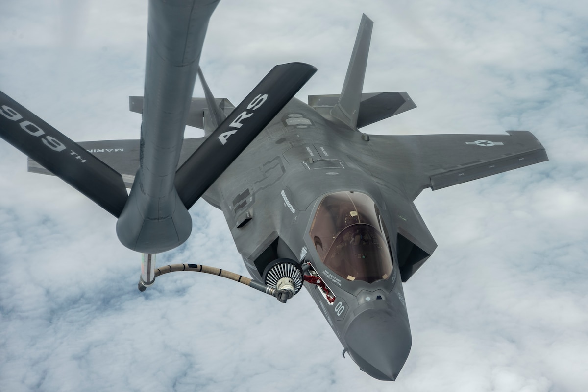 An F-35B Lightning II receives fuel through a drogue from a KC-135 Stratotanker