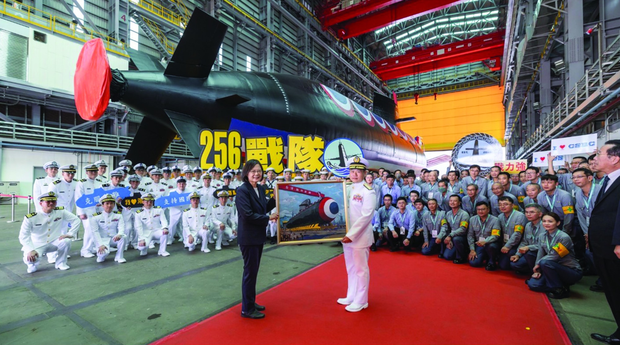Then-President Tsai Ing-wen poses with shipbuilding personnel and ROC Navy personnel of the newly-formed 256th Submarine Squadron crew to commemorate the launch of Taiwan’s first indigenously-built submarine, the Hai Kun, 28 September 2023.