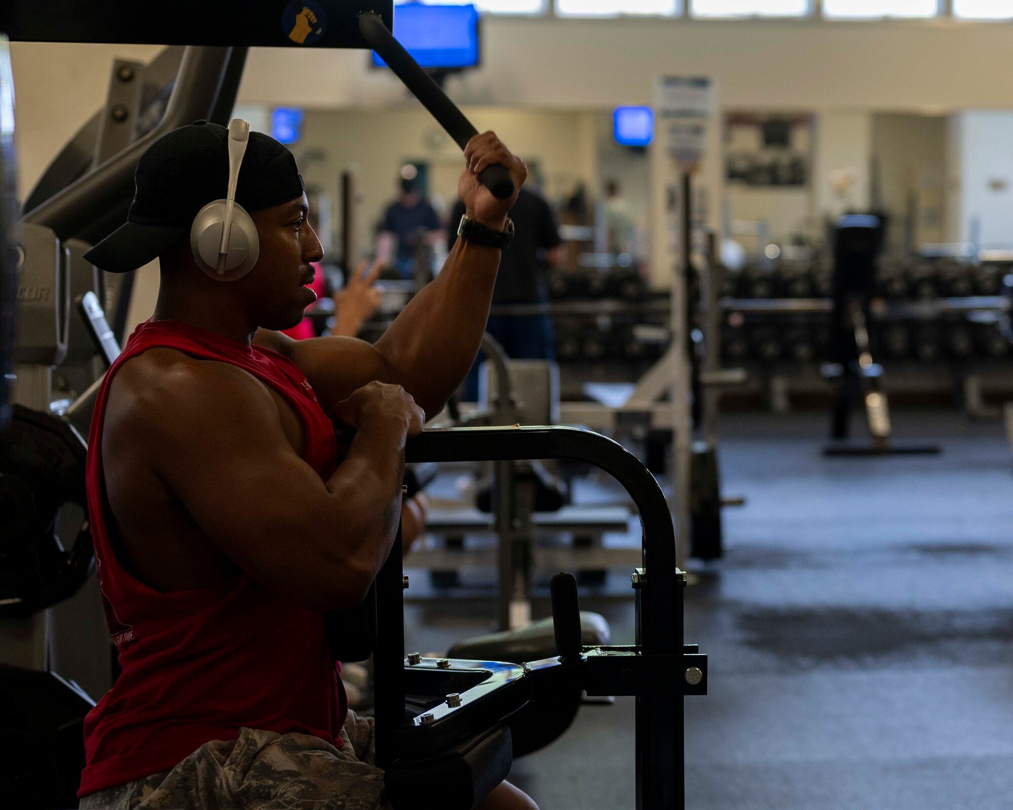 A military member uses an exercise machine.