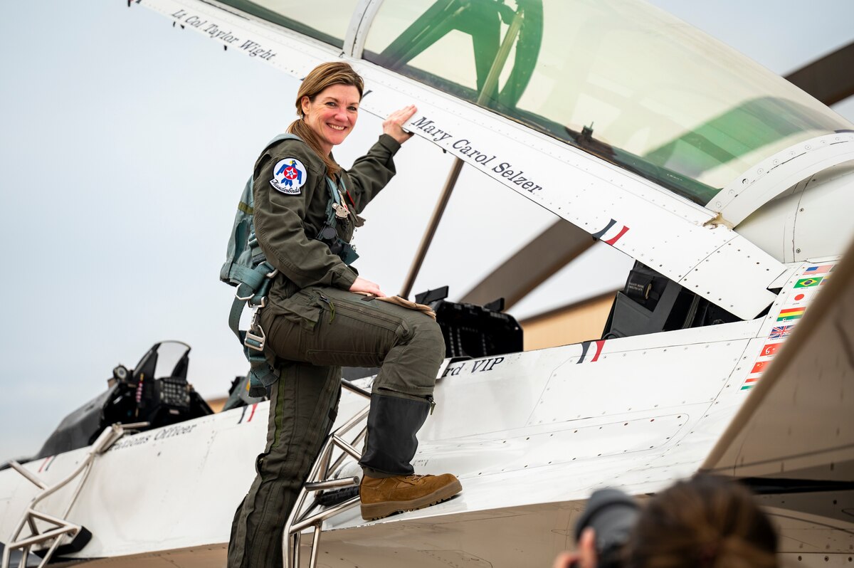Texas nurse receives USAF Thunderbirds Hometown Hero flight > Air
