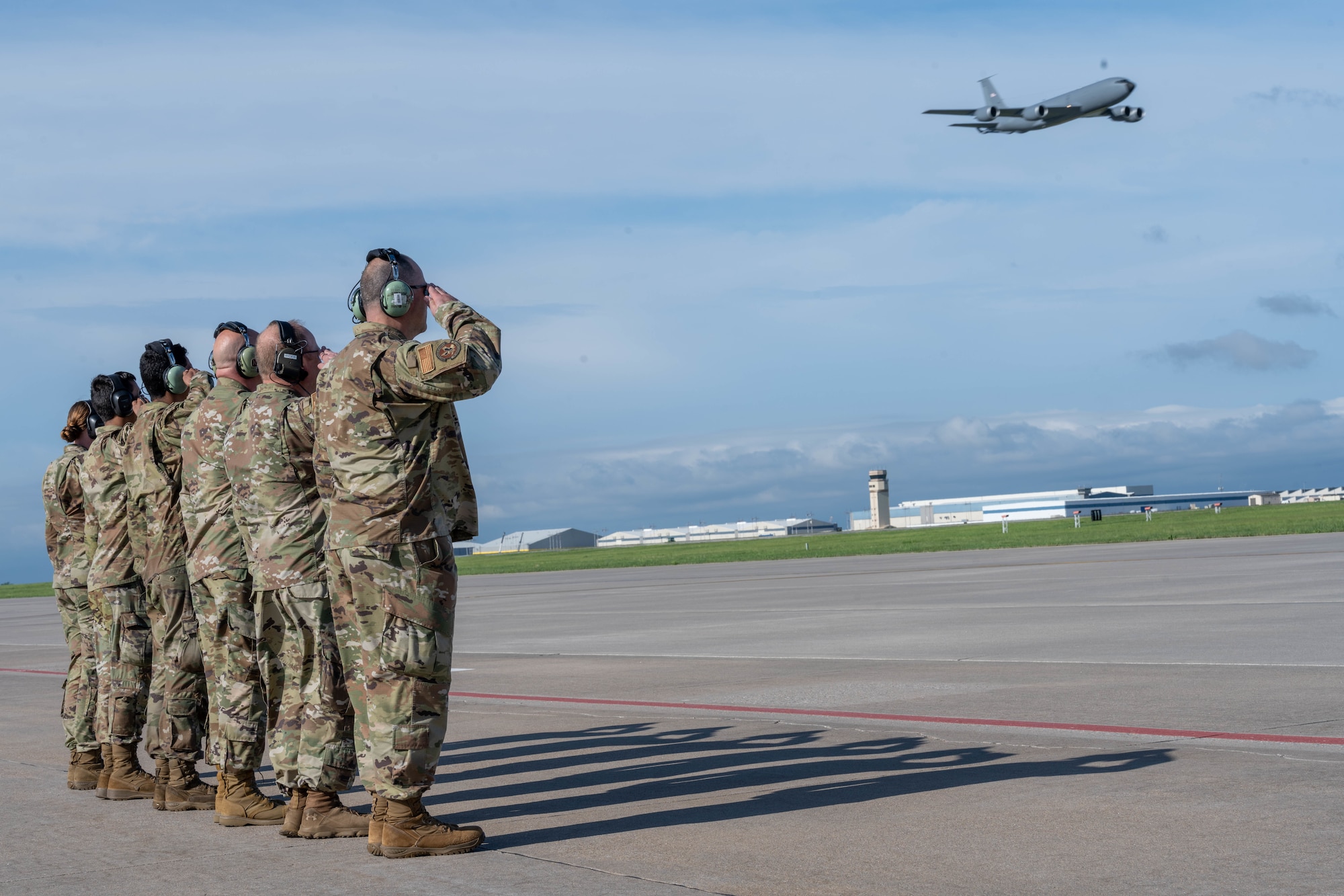 A crew salutes a KC-135 Stratotanker.