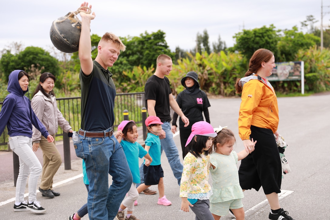 ４月２５日、国頭郡金武町のネイチャーみらい館で地元金武町のこども園とキャンプ・ハンセンSMPの海兵隊員たちがアースデイを記念して清掃活動とマングローブ植樹を行いました。