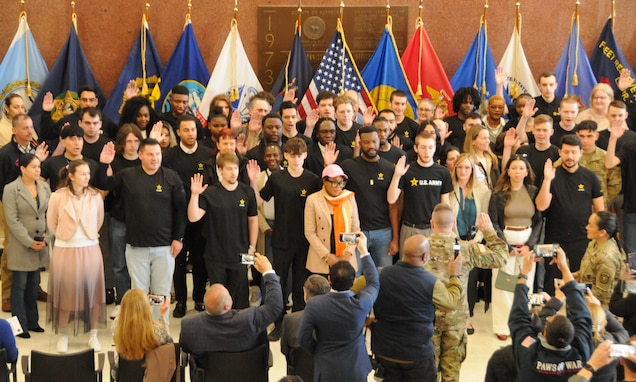 Army Reserve general swears in 40 New Yorkers at enlistment ceremony