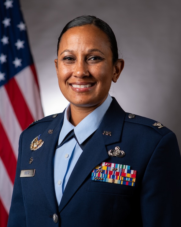 Official photo for Col. Jennifer M. Goetz.