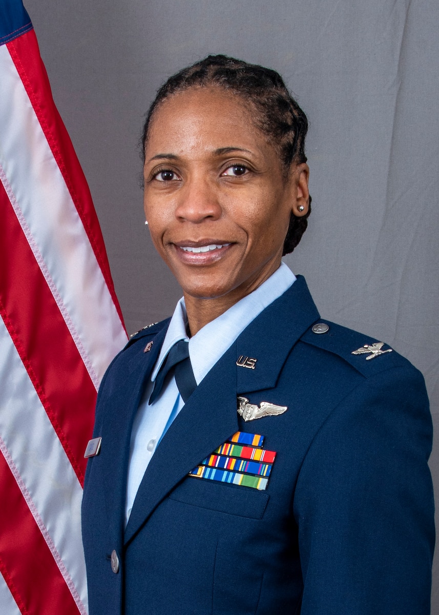 Official Photo of Col. Lisa Davis
