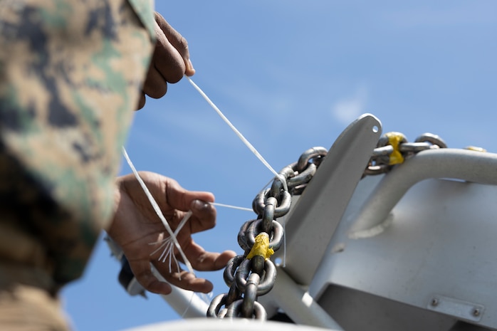 U.S. Marines with 2nd MAW execute external lifts and helocasting alongside U.S. Army Special Warfare Training Group (Airborne)