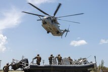 U.S. Marines with 2nd MAW execute external lifts and helocasting alongside U.S. Army Special Warfare Training Group (Airborne)