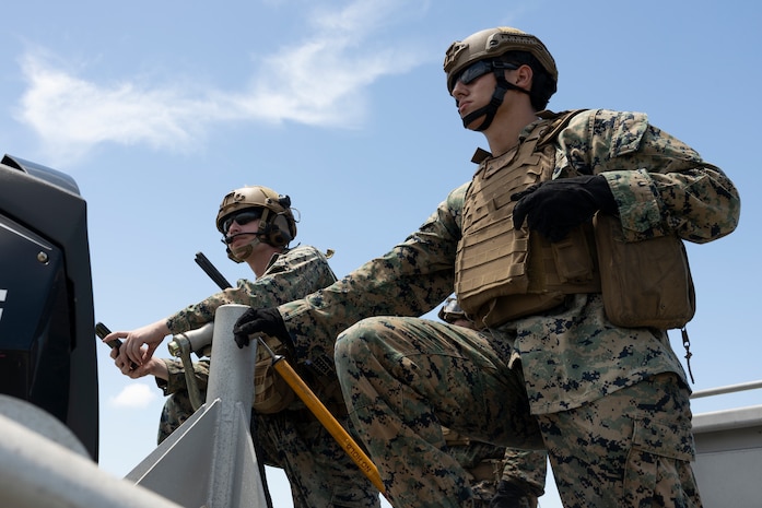 U.S. Marines with 2nd MAW execute external lifts and helocasting alongside U.S. Army Special Warfare Training Group (Airborne)