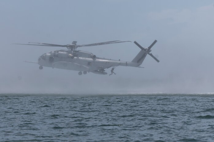 U.S. Marines with 2nd MAW execute external lifts and helocasting alongside U.S. Army Special Warfare Training Group (Airborne)