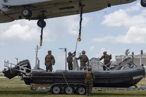 U.S. Marines with 2nd MAW execute external lifts and helocasting alongside U.S. Army Special Warfare Training Group (Airborne)