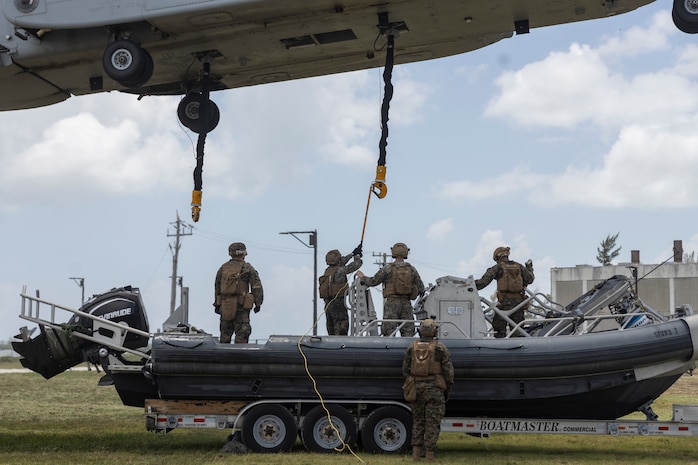 U.S. Marines with 2nd MAW execute external lifts and helocasting alongside U.S. Army Special Warfare Training Group (Airborne)