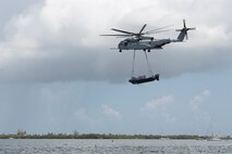U.S. Marines with 2nd MAW execute external lifts and helocasting alongside U.S. Army Special Warfare Training Group (Airborne)