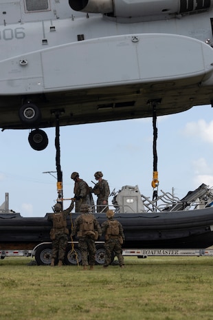 U.S. Marines with 2nd MAW execute external lifts and helocasting alongside U.S. Army Special Warfare Training Group (Airborne)
