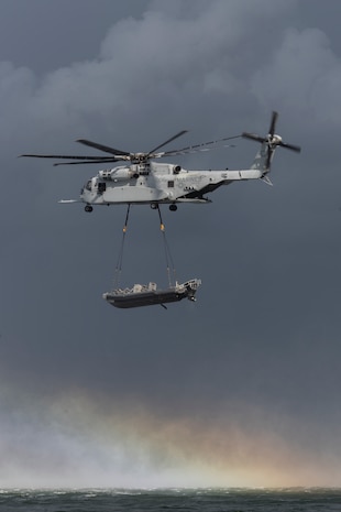 U.S. Marines with 2nd MAW execute external lifts and helocasting alongside U.S. Army Special Warfare Training Group (Airborne)