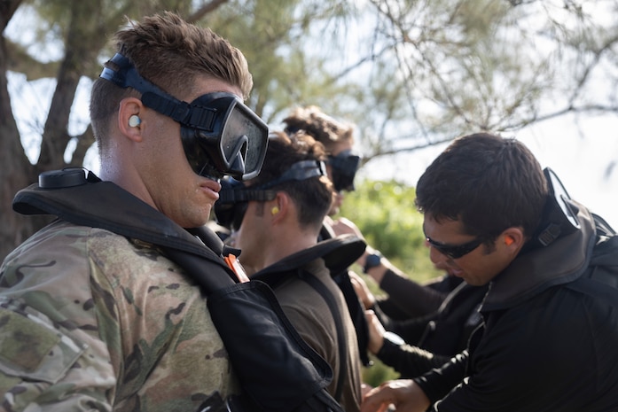 U.S. Marines with 2nd MAW execute external lifts and helocasting alongside U.S. Army Special Warfare Training Group (Airborne)