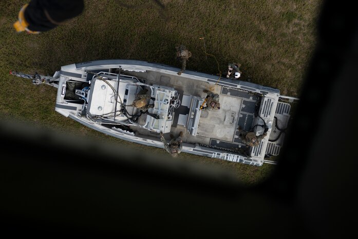 U.S. Marines with 2nd MAW execute external lifts and helocasting alongside U.S. Army Special Warfare Training Group (Airborne)
