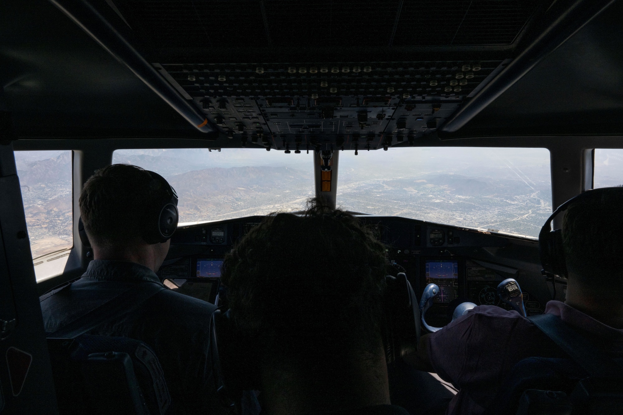 U.S. Air Force Air Commandos assigned to AFSOC prepare for landing during a flight above Arizona as part of Emerald Warrior 25.2.