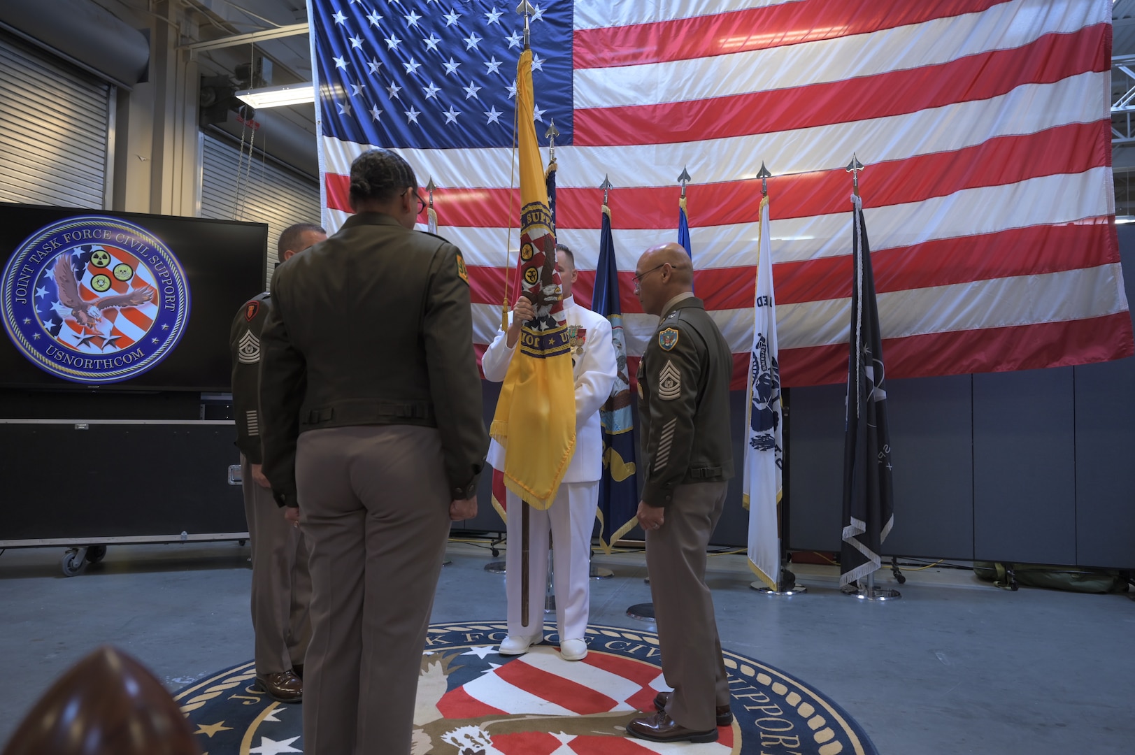 — Joint Task Force – Civil Support (JTF-CS) held a Change of Responsibility ceremony last week to formally transfer the role of Command Senior Enlisted Leader from U.S. Army Command Sgt. Maj. Erano Bumanglag to U.S. Army Command Sgt. Maj. David Silva.
The ceremony, steeped in military tradition, included the symbolic passing of the unit’s colors, a gesture that represents the transfer of authority, trust, and responsibility from one senior enlisted leader to another. Hosted by U.S. Army Brig. Gen. Tanya McGonegal, JTF-CS commander , the event celebrated both the distinguished service of the outgoing senior enlisted leader and the arrival of a new one.