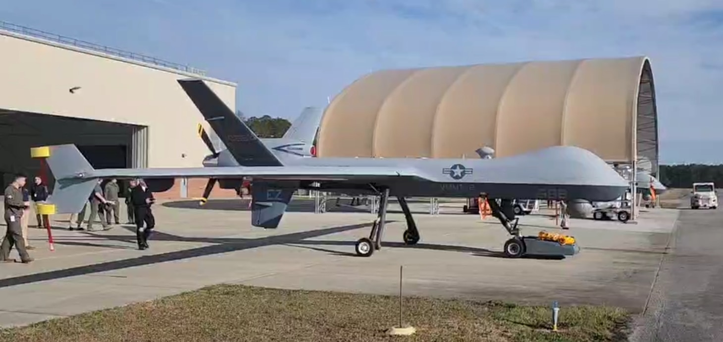 TowFLEXX allows a single operator to maneuver military aircraft with unprecedented precision, maintaining the aircraft’s nose wheel alignment while enabling 360-degree turns in confined spaces.