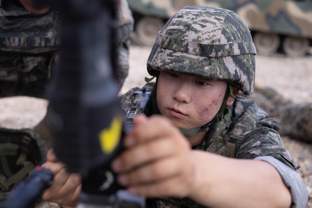 A Republic of Korea Marine with 1st Marine Division, ROK Marine Corps, conducts M240B machine gun drills during the Korean Marine Exercise Program 25.2 in Pohang, South Korea, July 30, 2025. KMEP is conducted regularly between the ROK and U.S. Marine Corps to increase their combined capabilities through realistic training geared towards deterrence and maintaining peace in the Indo-Pacific. (U.S. Marine Corps photo by Cpl. Kanoa Thomas)