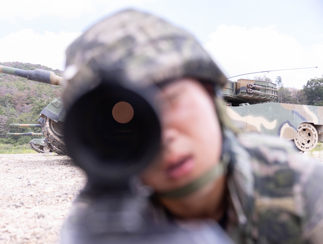 A Republic of Korea Marine with 1st Marine Division, ROK Marine Corps, looks through the optic of an M240B machine gun during the Korean Marine Exercise Program 25.2 in Pohang, South Korea, July 30, 2025. KMEP is conducted regularly between the ROK and U.S. Marine Corps to increase their combined capabilities through realistic training geared towards deterrence and maintaining peace in the Indo-Pacific. (U.S. Marine Corps photo by Cpl. Kanoa Thomas)