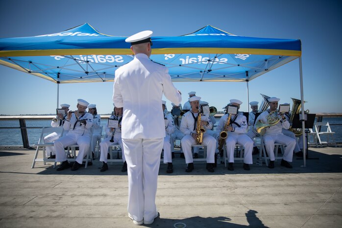 SEATTLE (July 29, 2025) – Navy Region Northwest Band performs on Pier 62 in Seattle prior to the parade of ships kicking off Seattle Fleet Week 2025. Seattle Fleet Week is a time-honored celebration of the sea services and provides an opportunity for the citizens of Washington to meet Sailors, Marines and Coast Guardsmen, as well as witness firsthand the latest capabilities. of today’s maritime services. (U.S. Navy photo by Mass Communication Specialist 1st Class Shane Bryan/Released)
