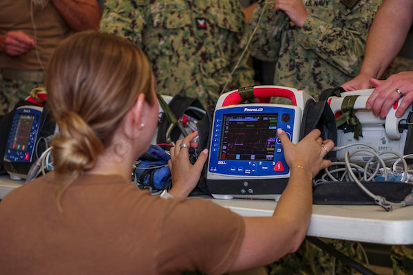 250730-N-KC192-2031 FORT RUCKER, Ala. (July 30, 2025) Lt. j.g. Autumn Larson, assigned to the Navy’s Enroute Care System Portsmouth Virginia, operates a ventilator during the Joint Enroute Care Course (JECC) on Fort Rucker, Alabama, July 30, 2025. The purpose of JECC training is to operationalize clinical skills of servicemembers and introduce them to a standardized methodology for providing critical care while transporting a patient through the battle space during deployment as members of teams operating in austere environments. (U.S. Navy photo by Mass Communication Specialist 2nd Class Levi Decker)