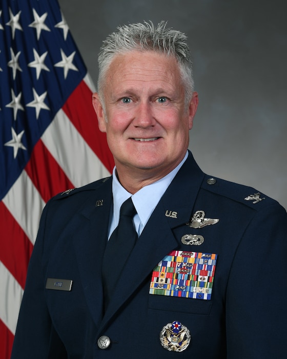 Official photo of Col. Robert F. Lytle