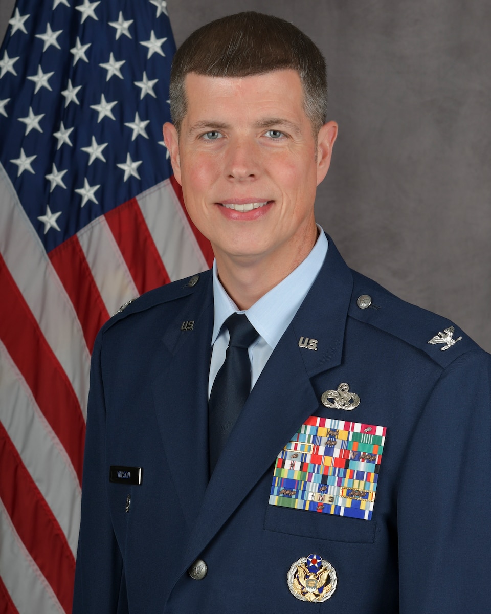 official biography photo of a man wearing USAF uniform