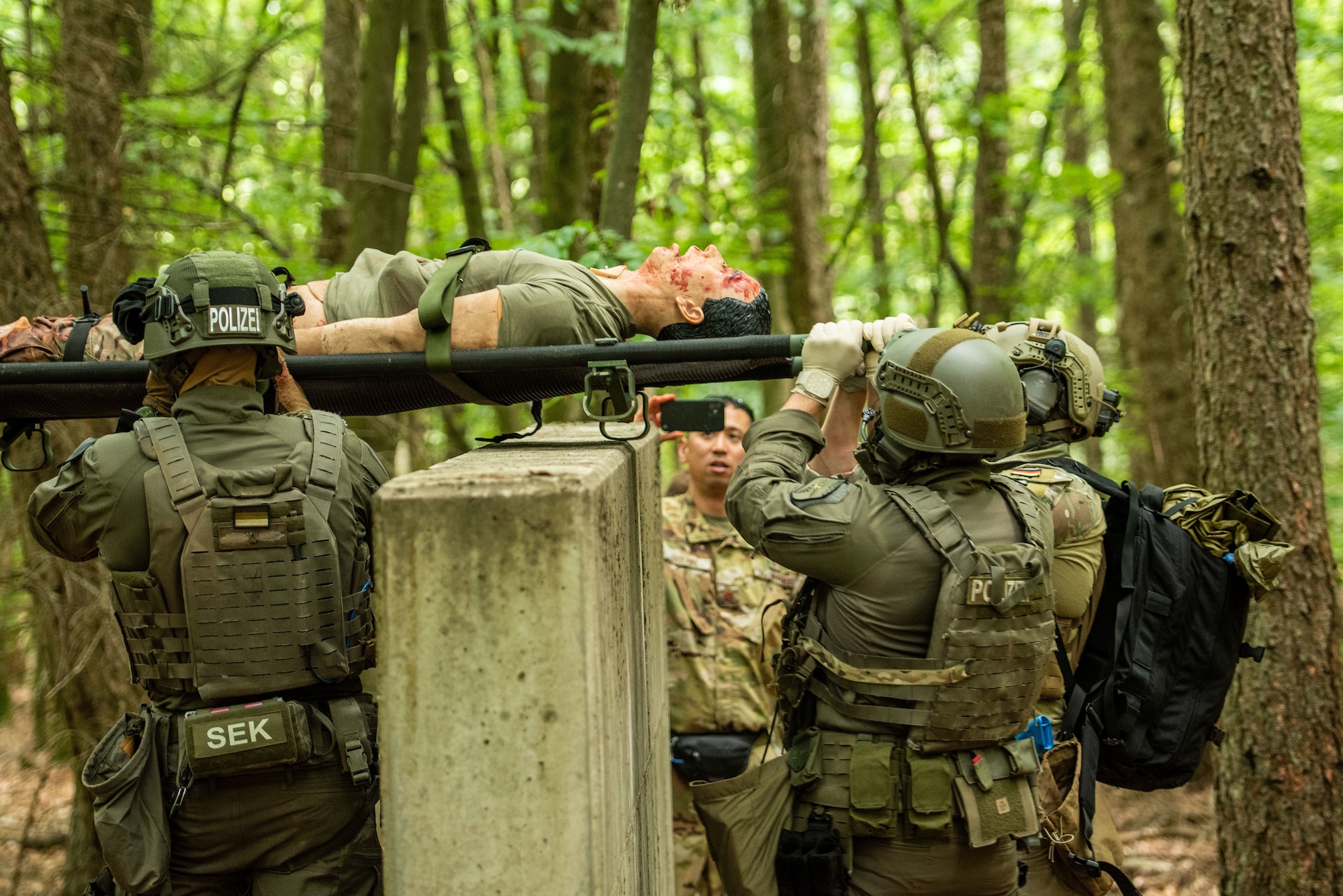 German SWAT officers hoist a mannequin over a combat casualty obstacle while training at Landstuhl, Germany, July 31, 2025. The 86th Medical Group held its second iteration of Tactical Combat Casualty Care training for the officers, further strengthening the relationship between German police and the U.S. Air Force. (U.S. Air Force photo by Airman 1st Class Joseph Curzi)