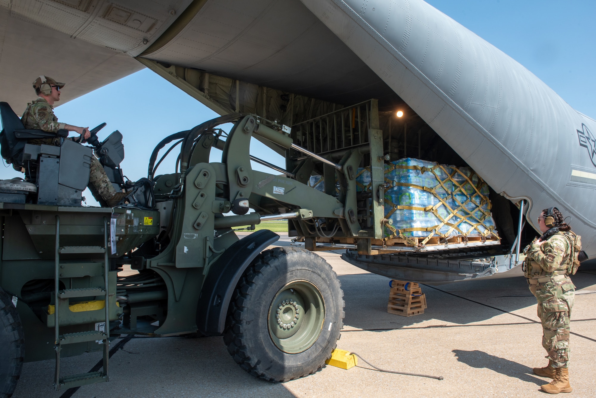 Airmen from the Kentucky Air National Guard’s 123rd Airlift Wing offload water pallets from a C-130J Super Hercules aircraft at Barkley Regional Airport in Paducah, Ky., May 14, 2025, in support of an earthquake-response exercise. A group of civilian employers was on hand to observe as part of an Employer Support of the Guard and Reserve “Bosslift,” a community outreach program designed to enhance their understanding of Guard missions by offering an inside perspective on military operations. (U.S. Air National Guard photo by Senior Airman Annaliese Billings)