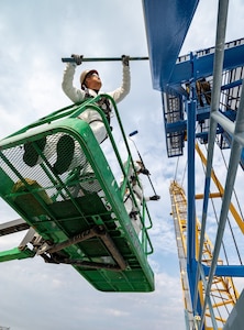 Darius Aldan, work lead, and Romeo Aquino, painter, Code 730, Crane Maintenance, are part of six-person team repainting Portal Cranes 80, 82 and 92 at Puget Sound Naval Shipyard & Intermediate Maintenance Facility in Bremerton, Washington. The paints used are silicone alkyd enamel, with a higher gloss sheen added for ease of cleaning purposes, and for better UV deflection. (U.S. Navy photo by Wendy Hallmark)