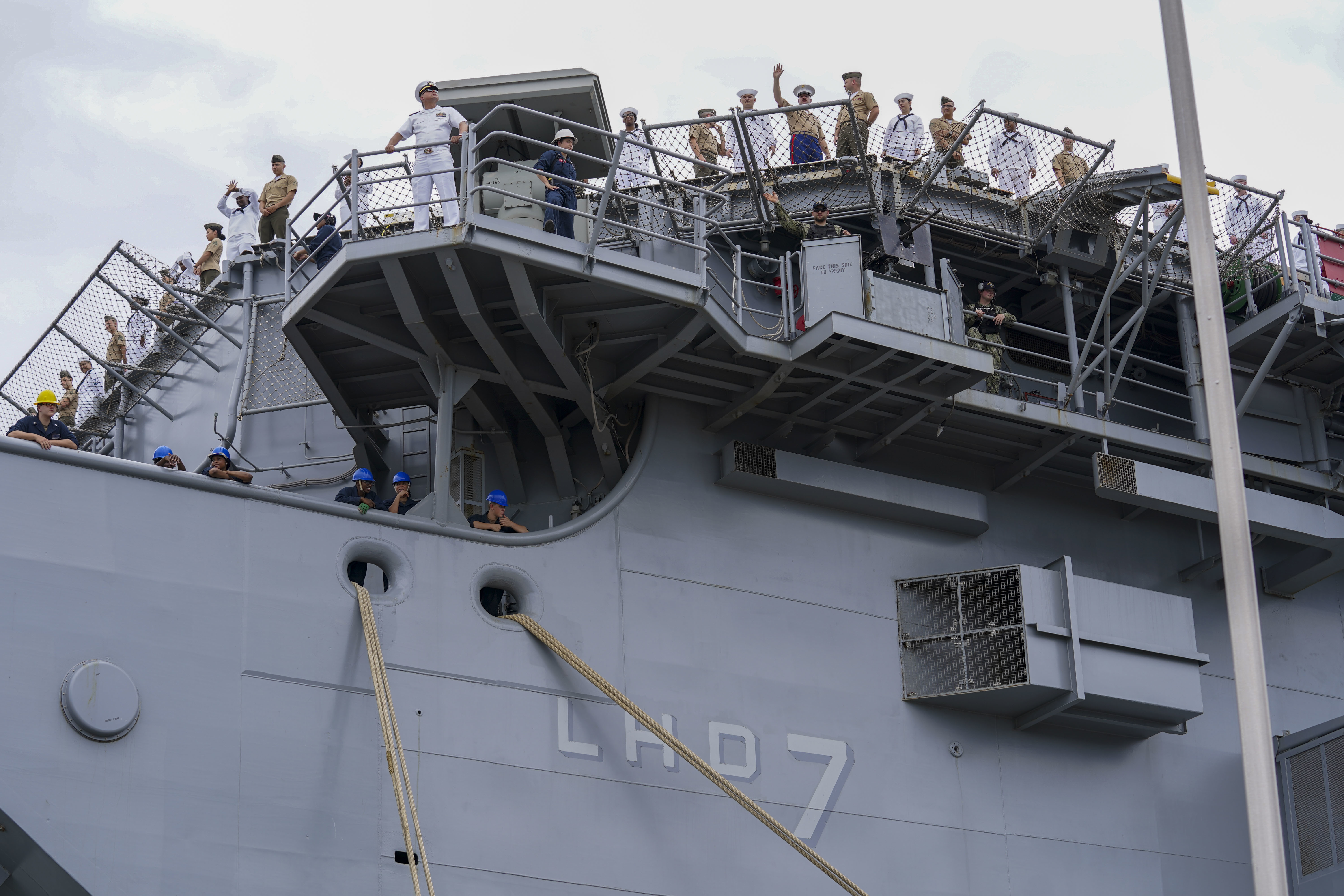 USS Iwo Jima LHD-7 se hace a la mar desde Norfolk con personal en cubierta