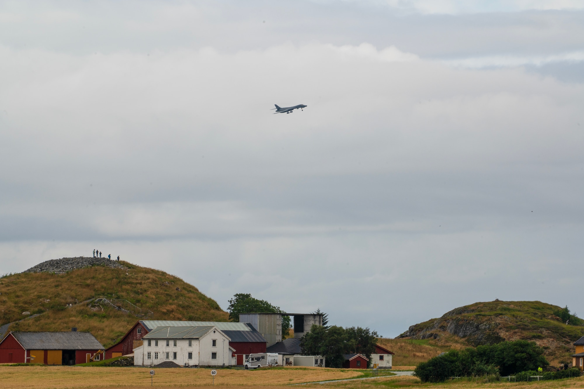 A B-1 Lancer comes in for landing