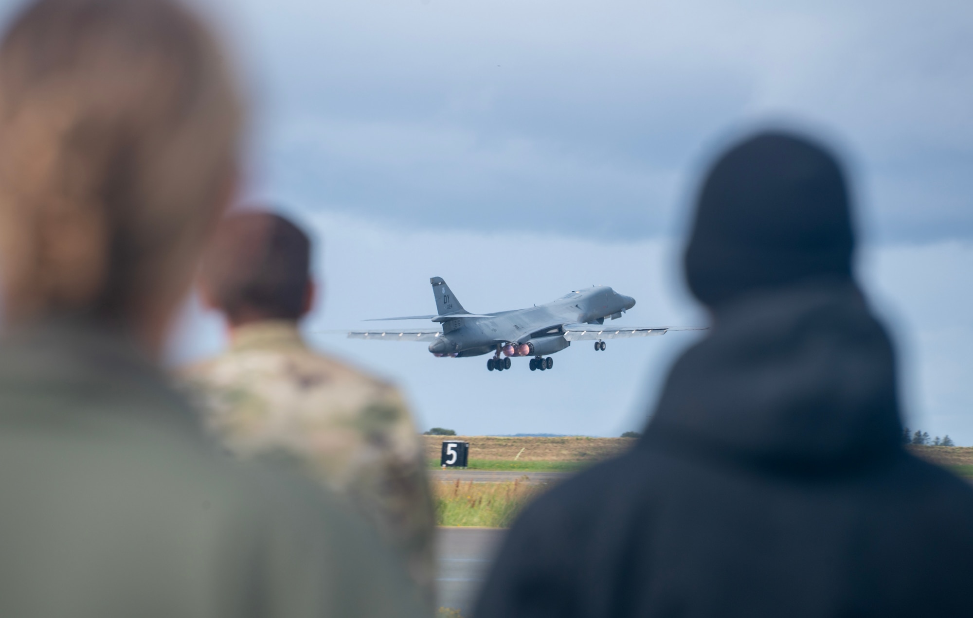 A B-1 Lancer comes in for landing