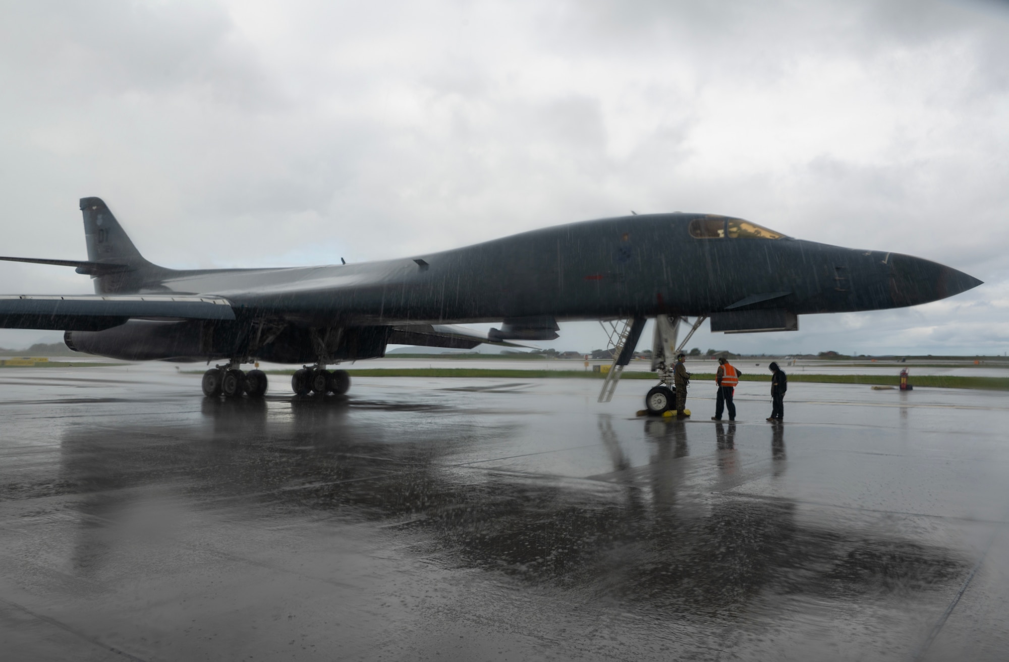 A B-1 Lancer comes in for landing