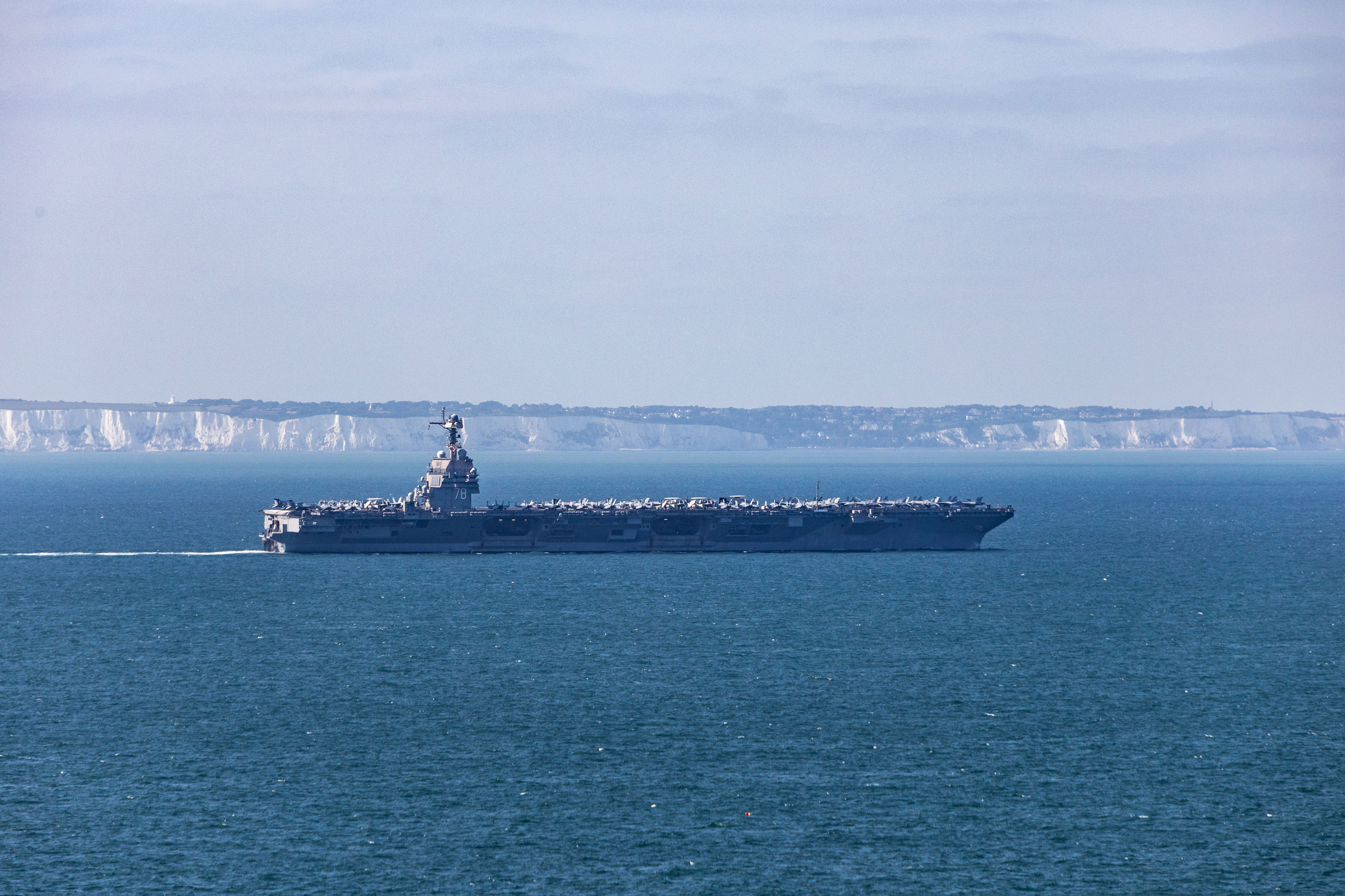 El portaaviones USS Gerald R. Ford transita el Canal de la Mancha frente a los acantilados de Dover, 17 de agosto de 2025