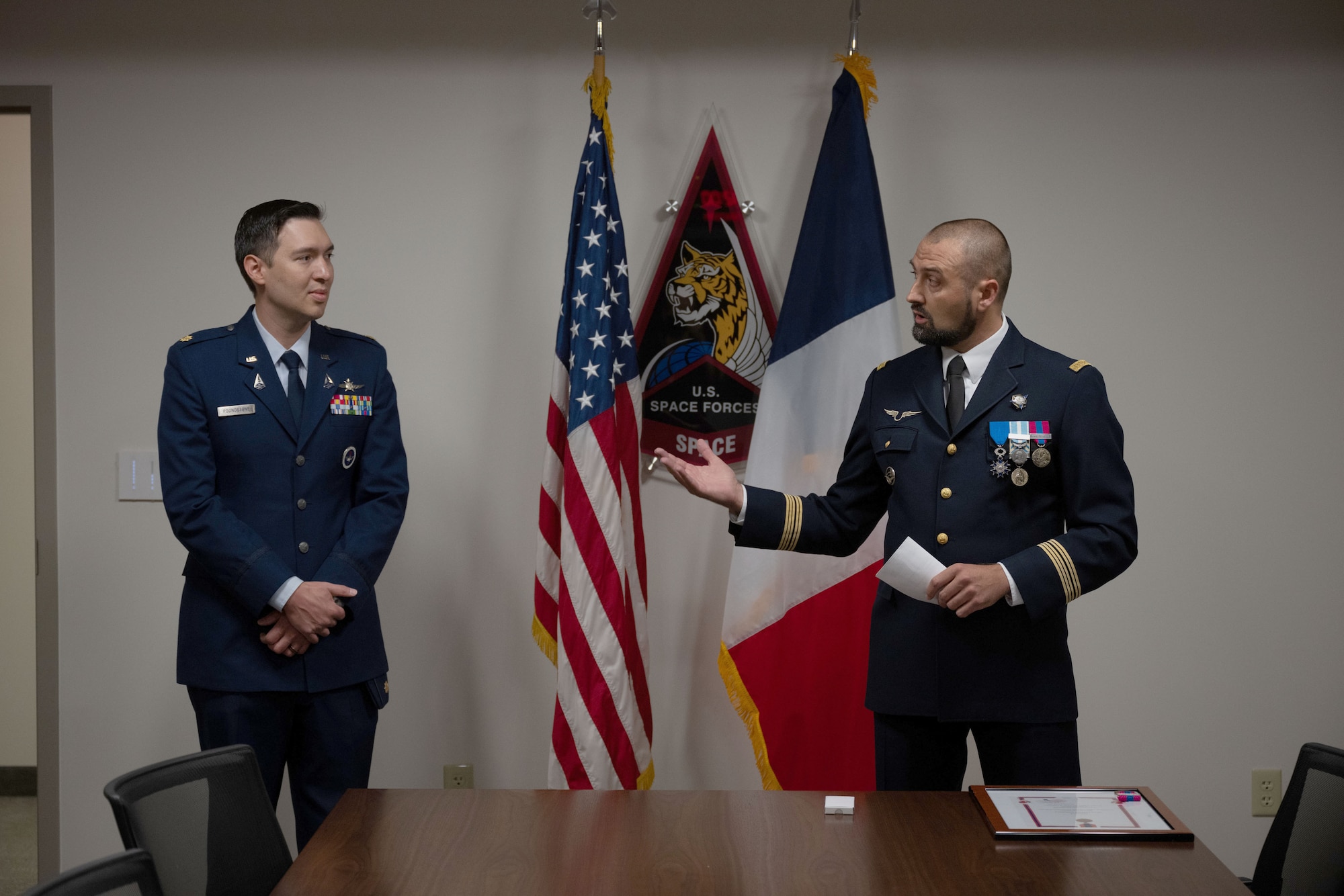 A french soldier presents an award to a U.S. Space Force Soldier.