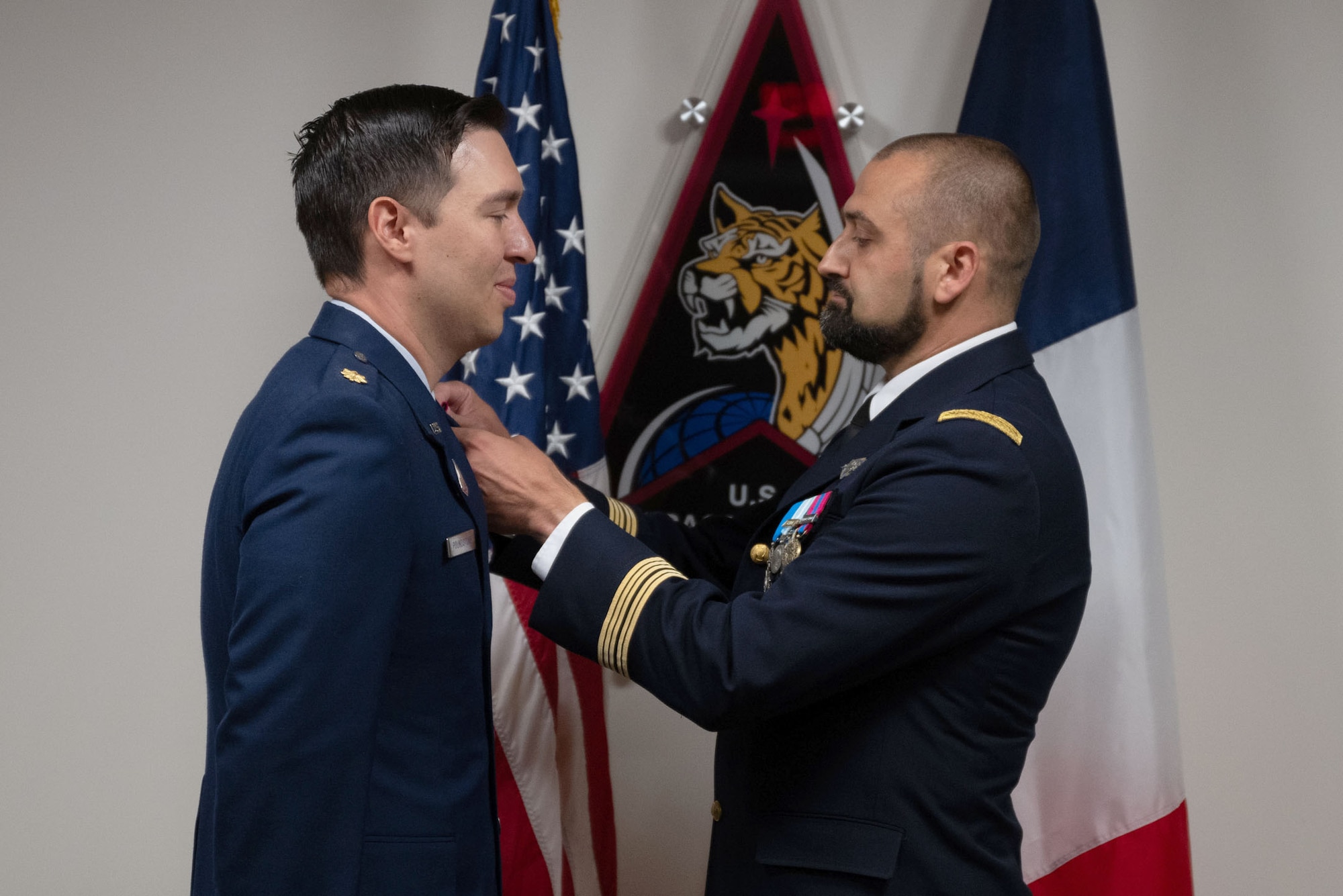 A french soldier presents an award to a U.S. Space Force Soldier.