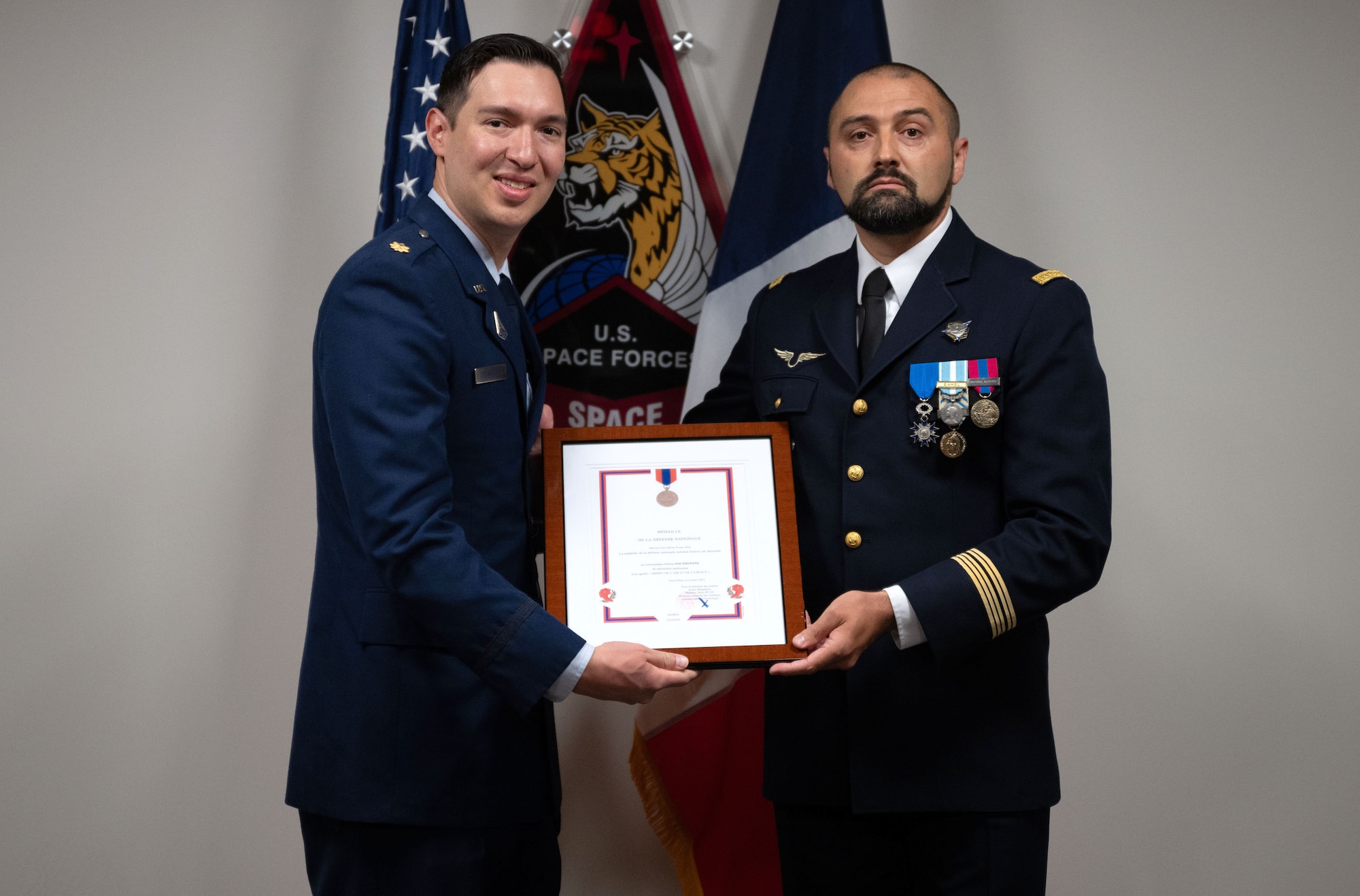 A french soldier presents an award to a U.S. Space Force Soldier.
