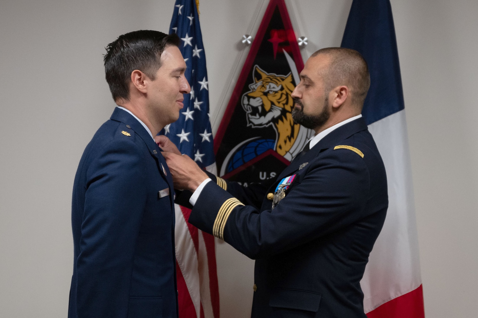 A french soldier presents an award to a U.S. Space Force Soldier.