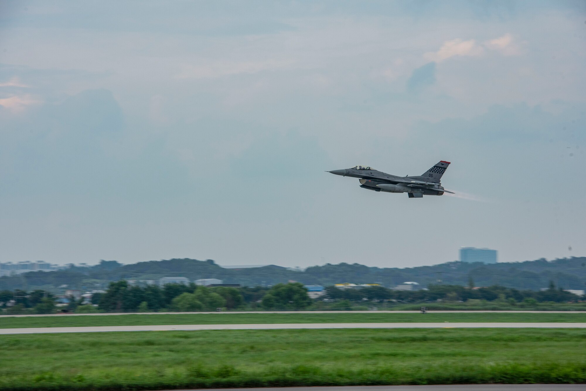 A U.S. Air Force F-16 Fighting Falcon assigned to the 36th Fighter Squadron takes off during Ulchi Freedom Shield 25, at Osan Air Base, Republic of Korea, Aug. 18, 2025.