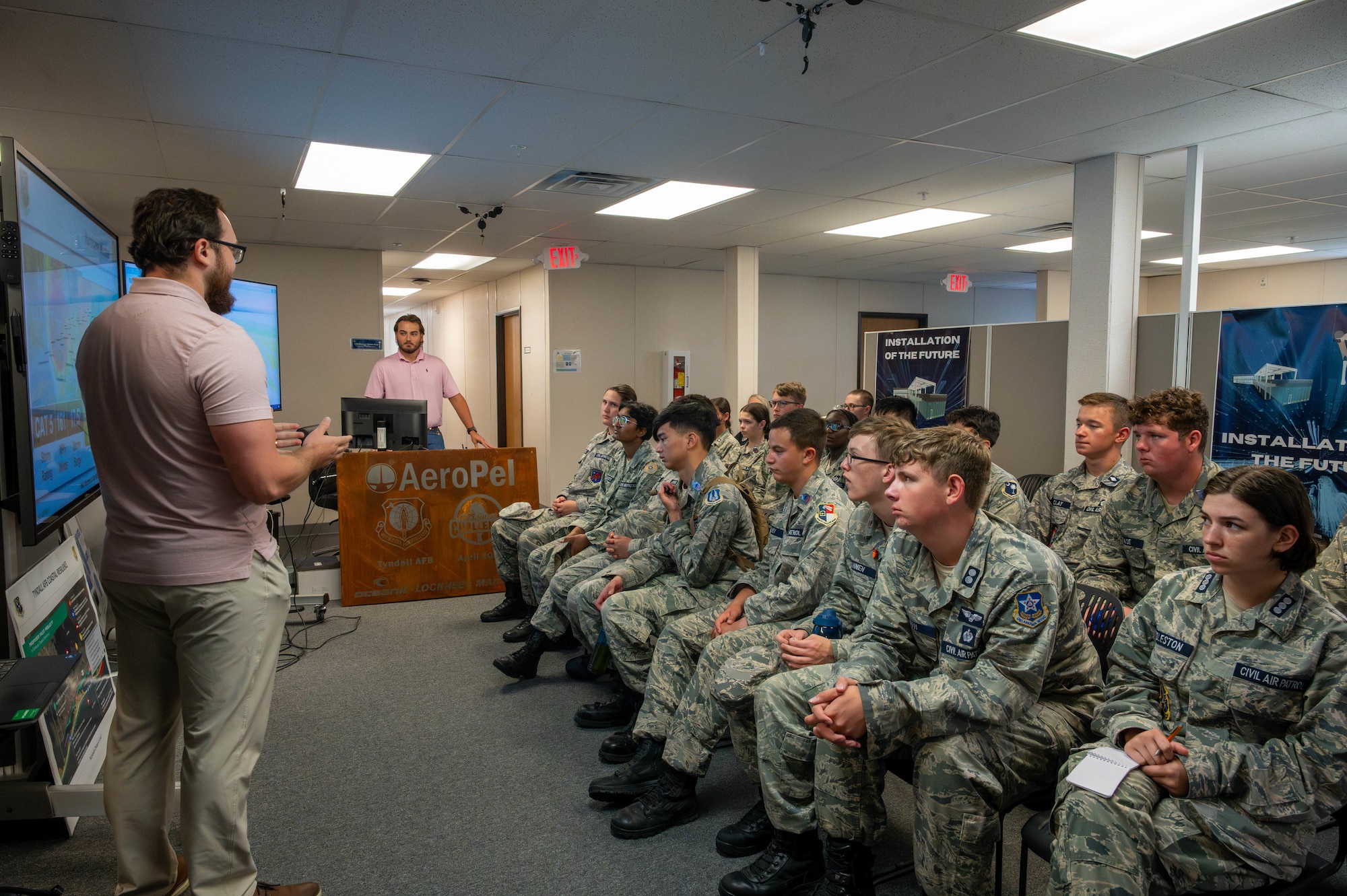 Man gives presentation to students.