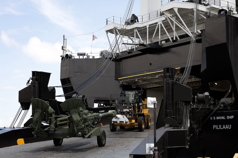 M777 howitzer backloaded onto USNS Pililaau